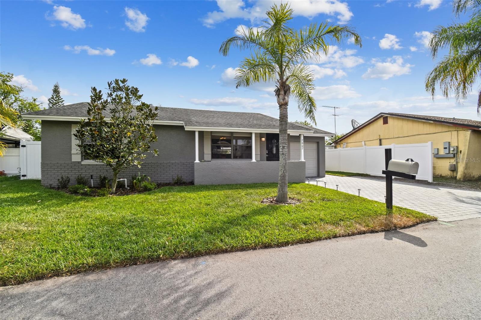 7607 WOODLAND OAKS CT