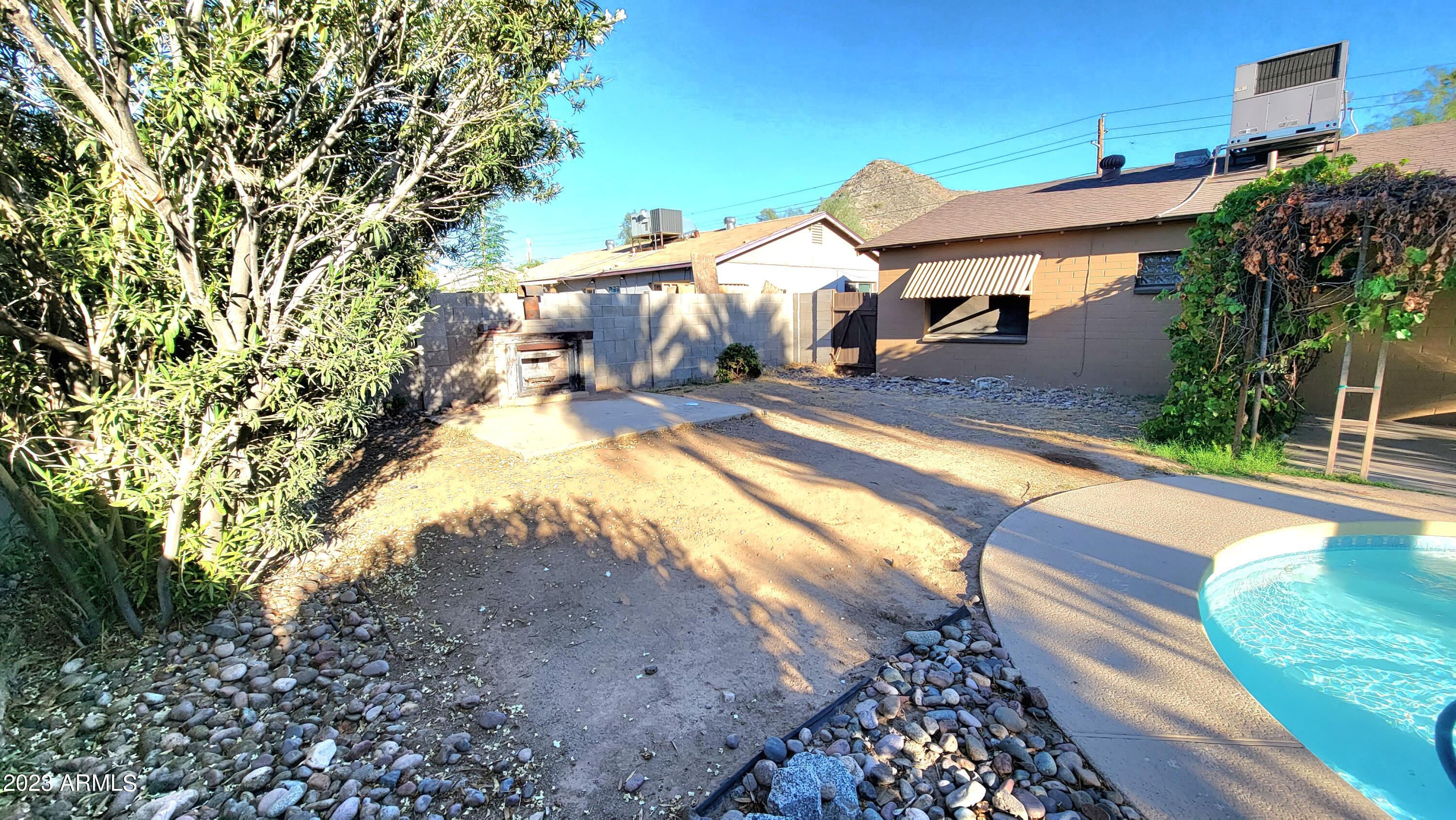 2563 E SWEETWATER Avenue