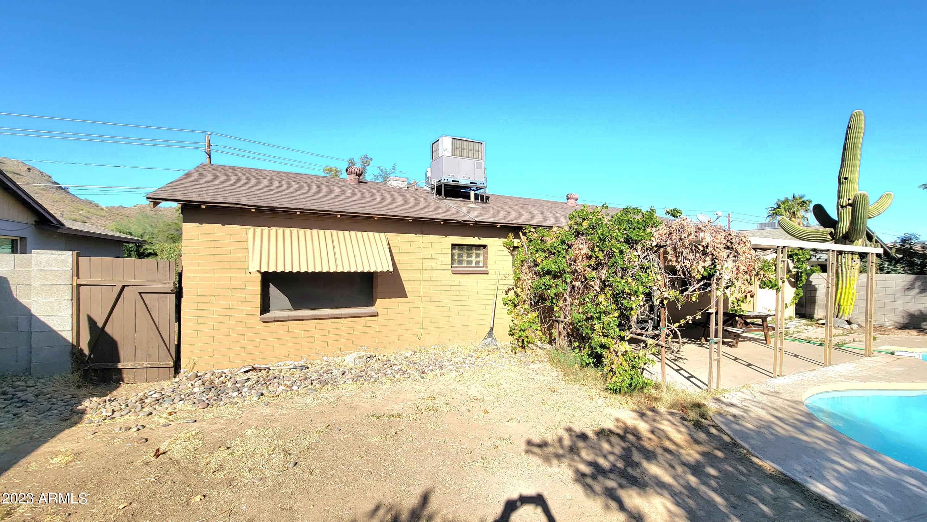 2563 E SWEETWATER Avenue