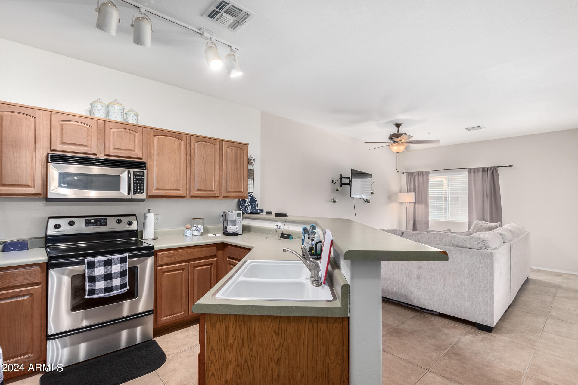 1718 W COLTER Street, 162