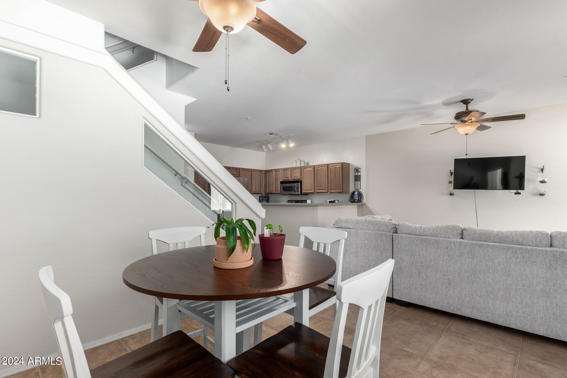 1718 W COLTER Street, 162