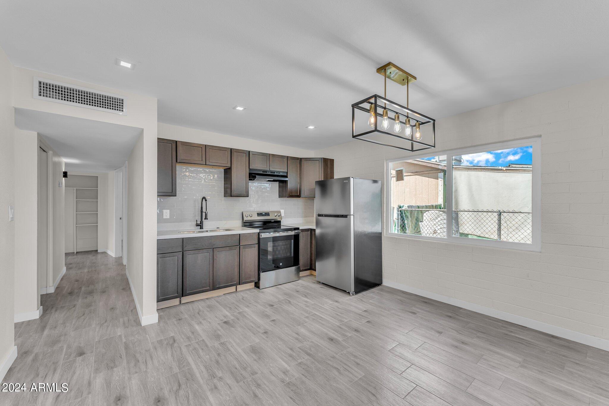 1712 W WAYLAND Road