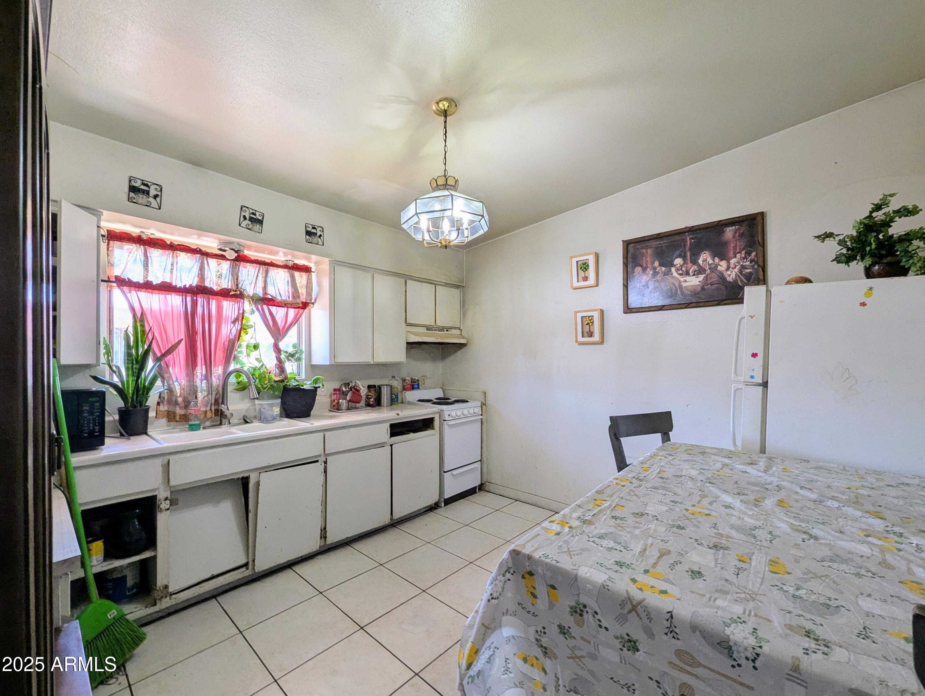 2210 W HEATHERBRAE Drive