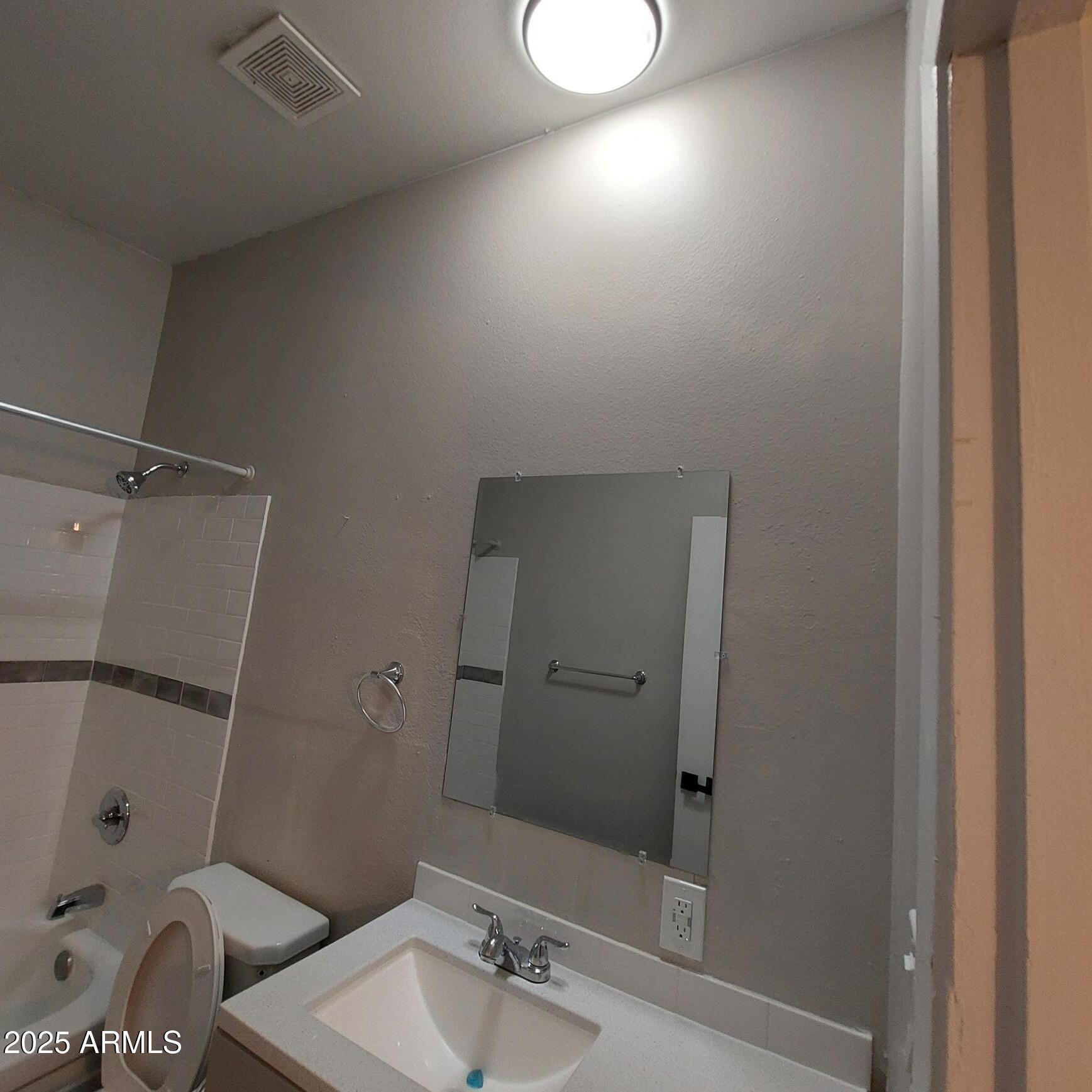 2202 W HEATHERBRAE Drive