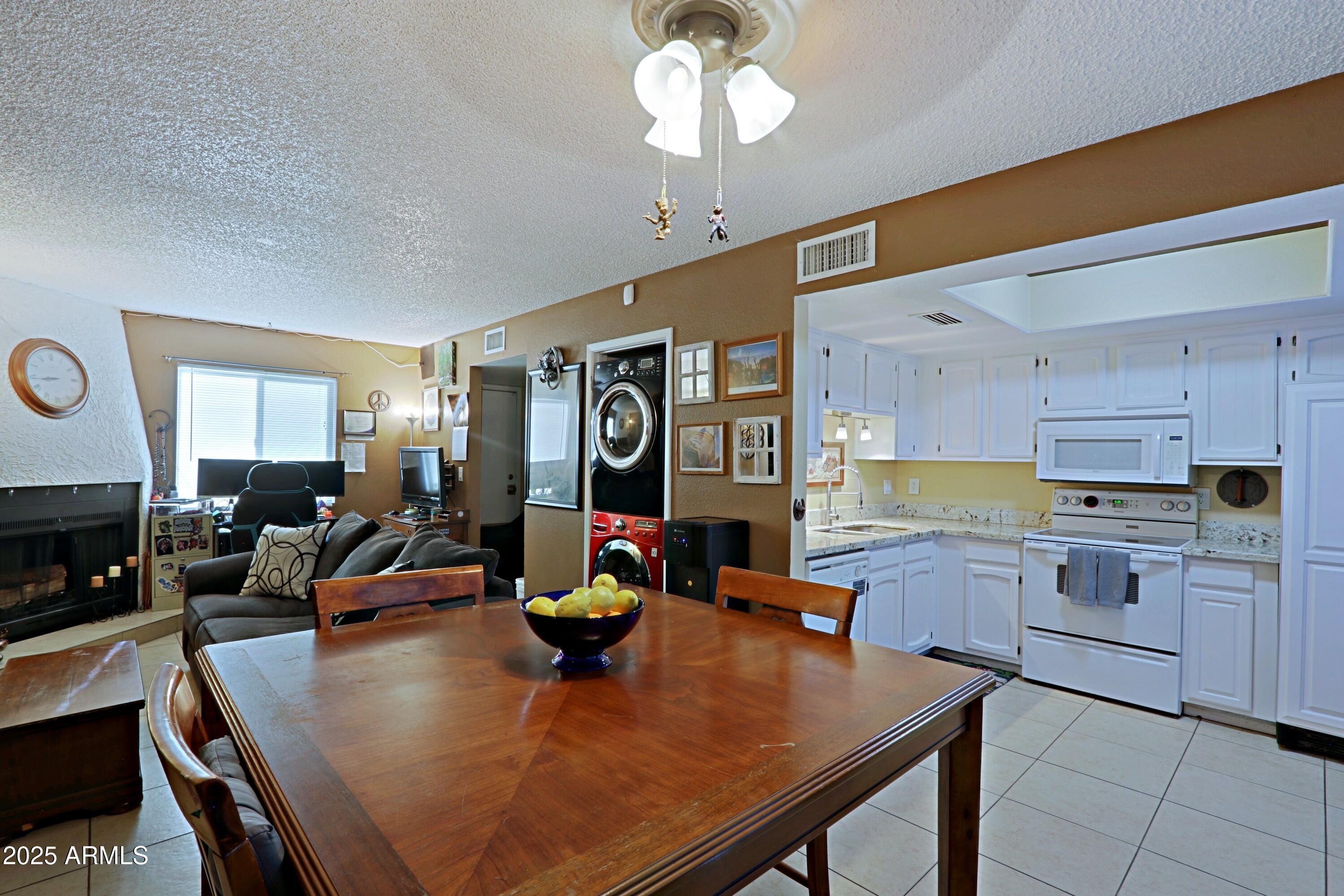 15601 N 27TH Street, 10