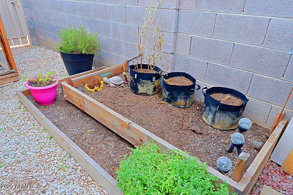 15601 N 27TH Street, 10