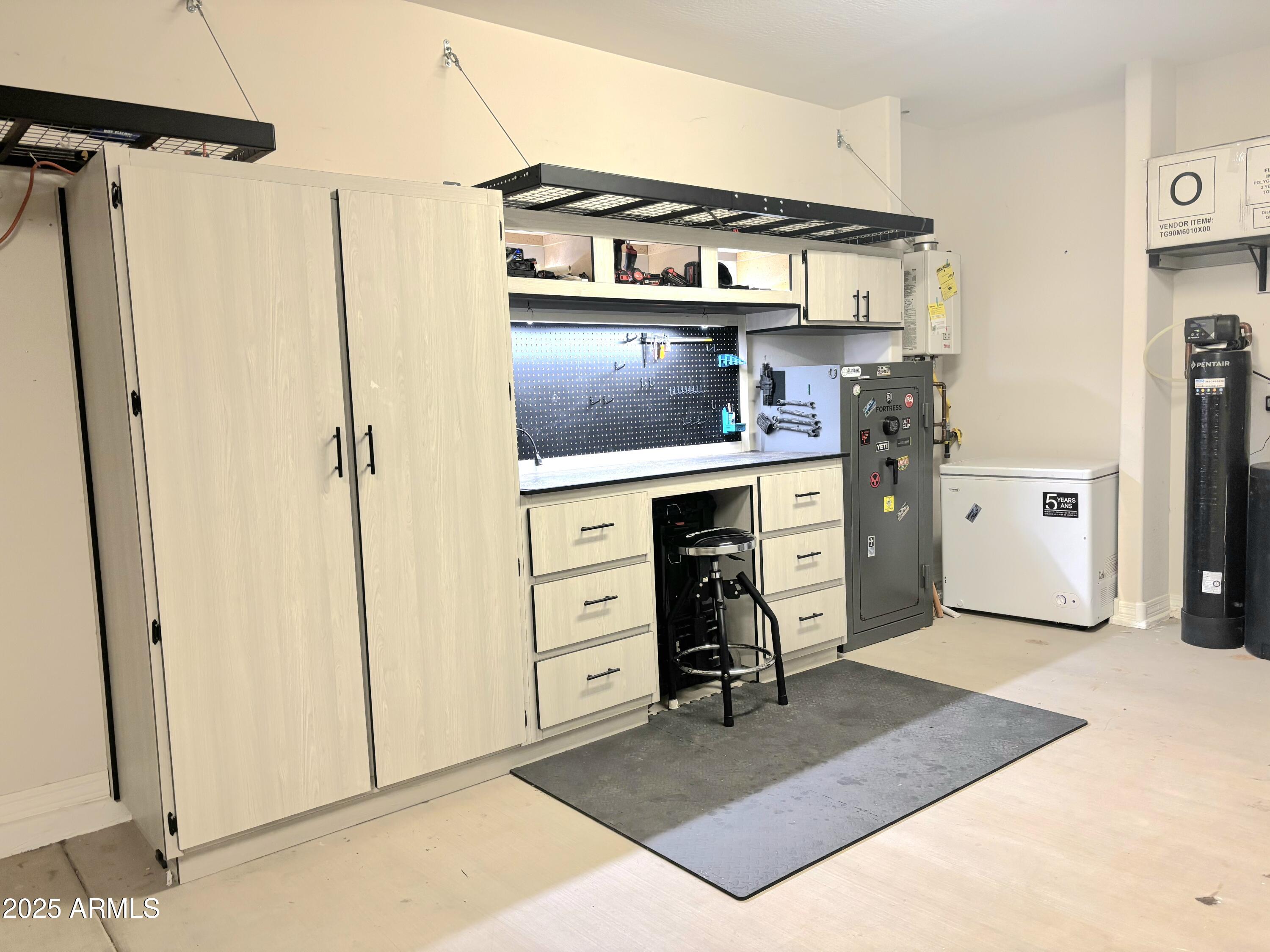 8902 W MARSHALL Avenue