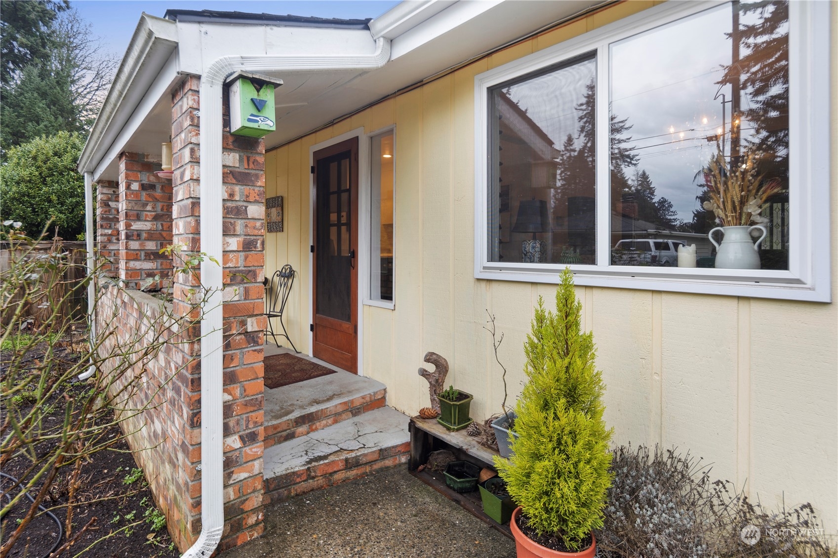 14011 Roslyn Place N