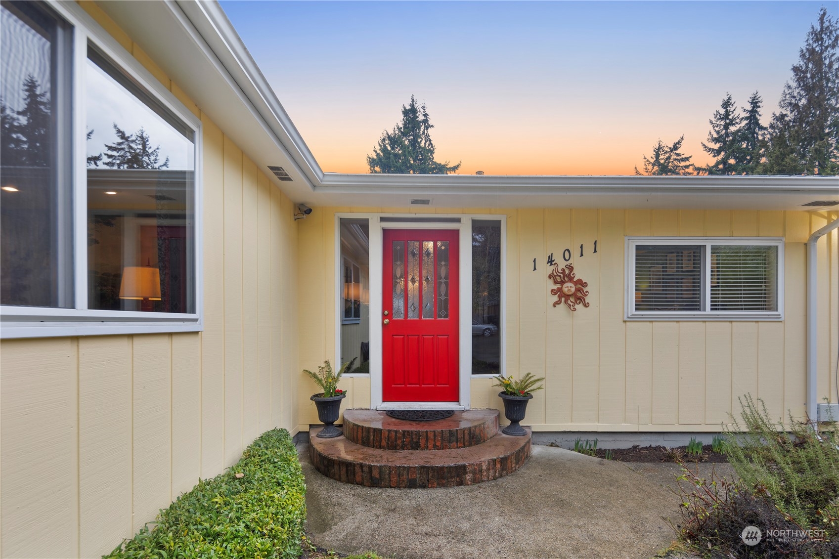 14011 Roslyn Place N