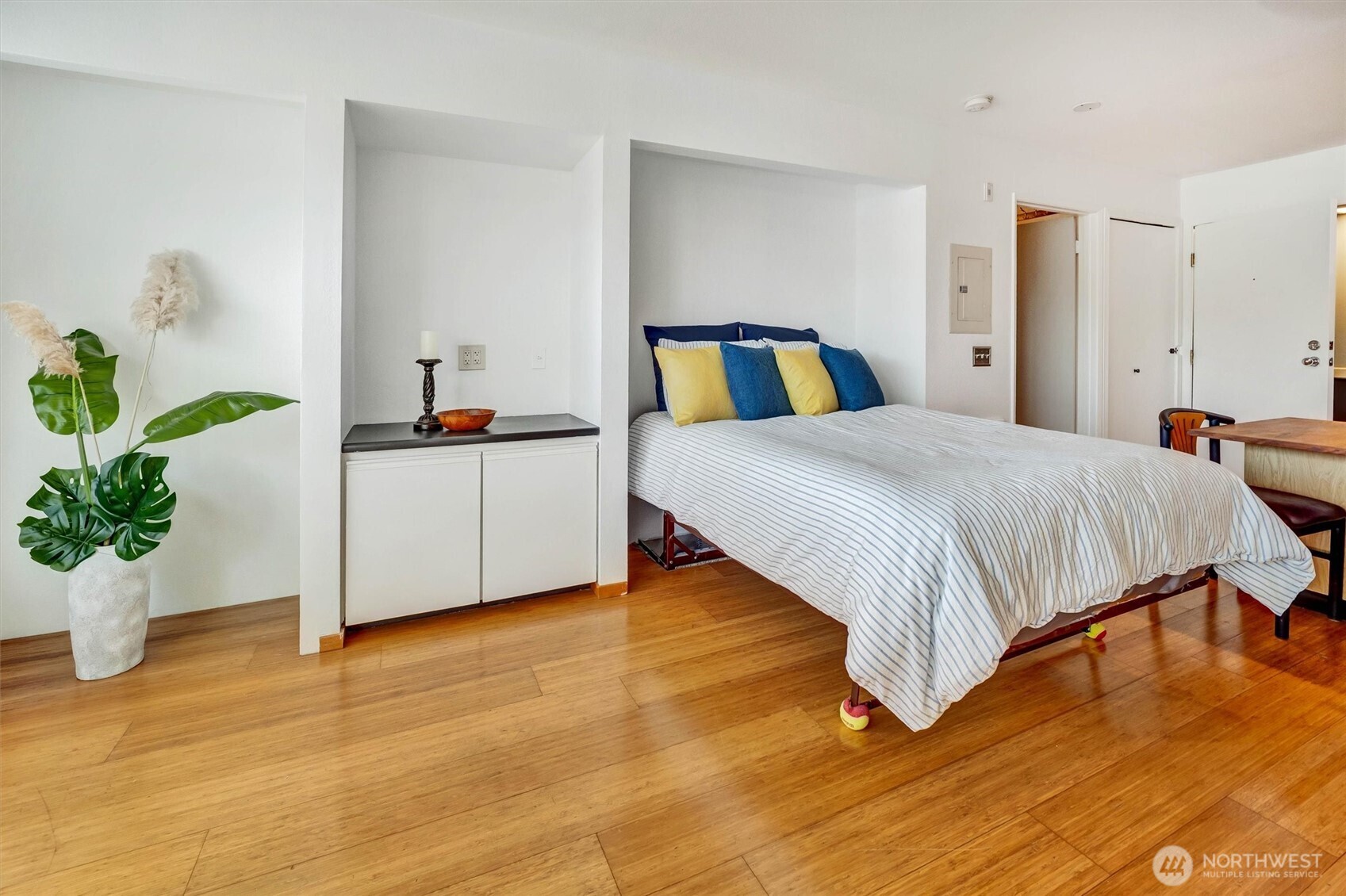 211 Summit Avenue E Unit: N305