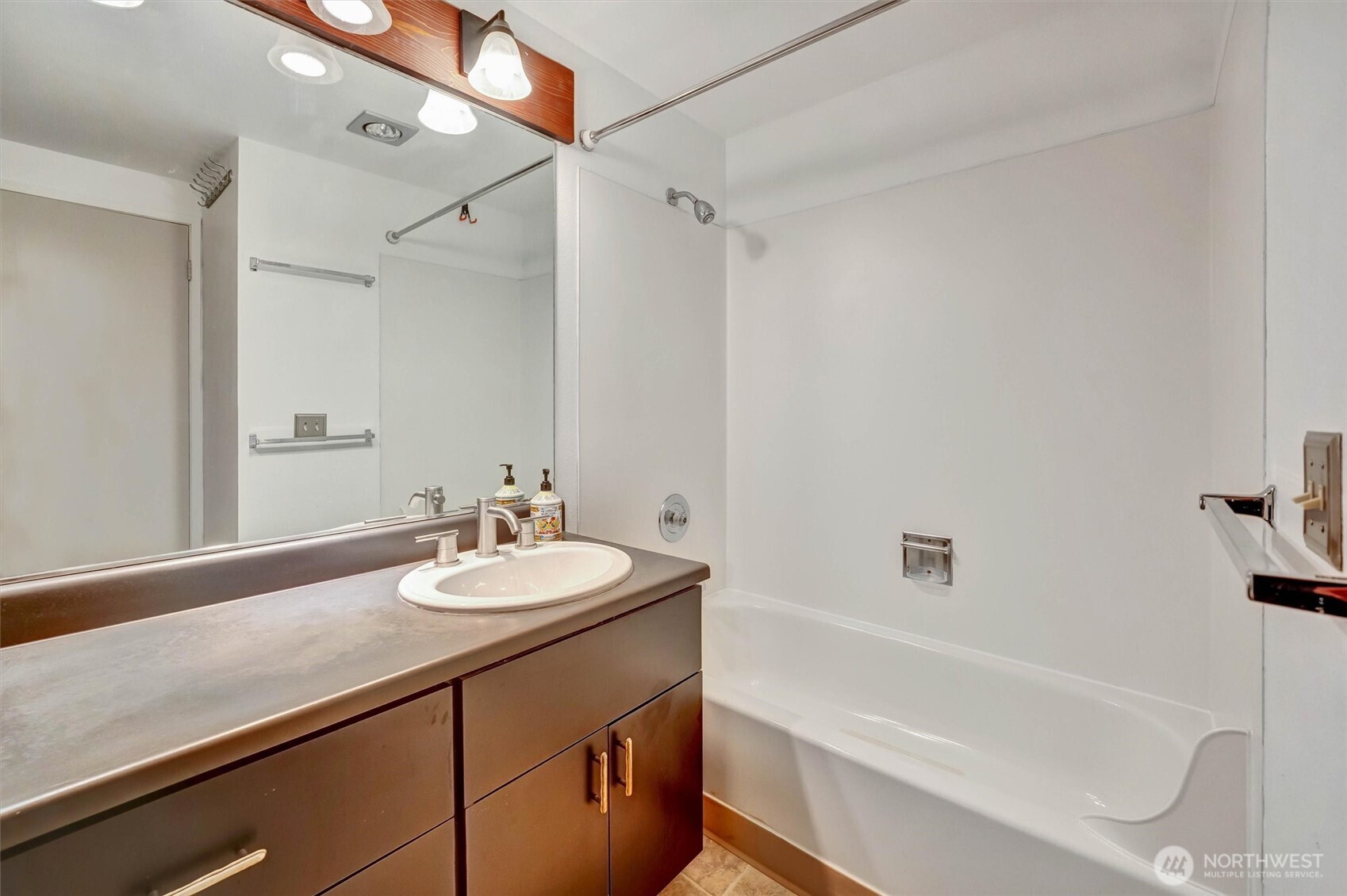 211 Summit Avenue E Unit: N305