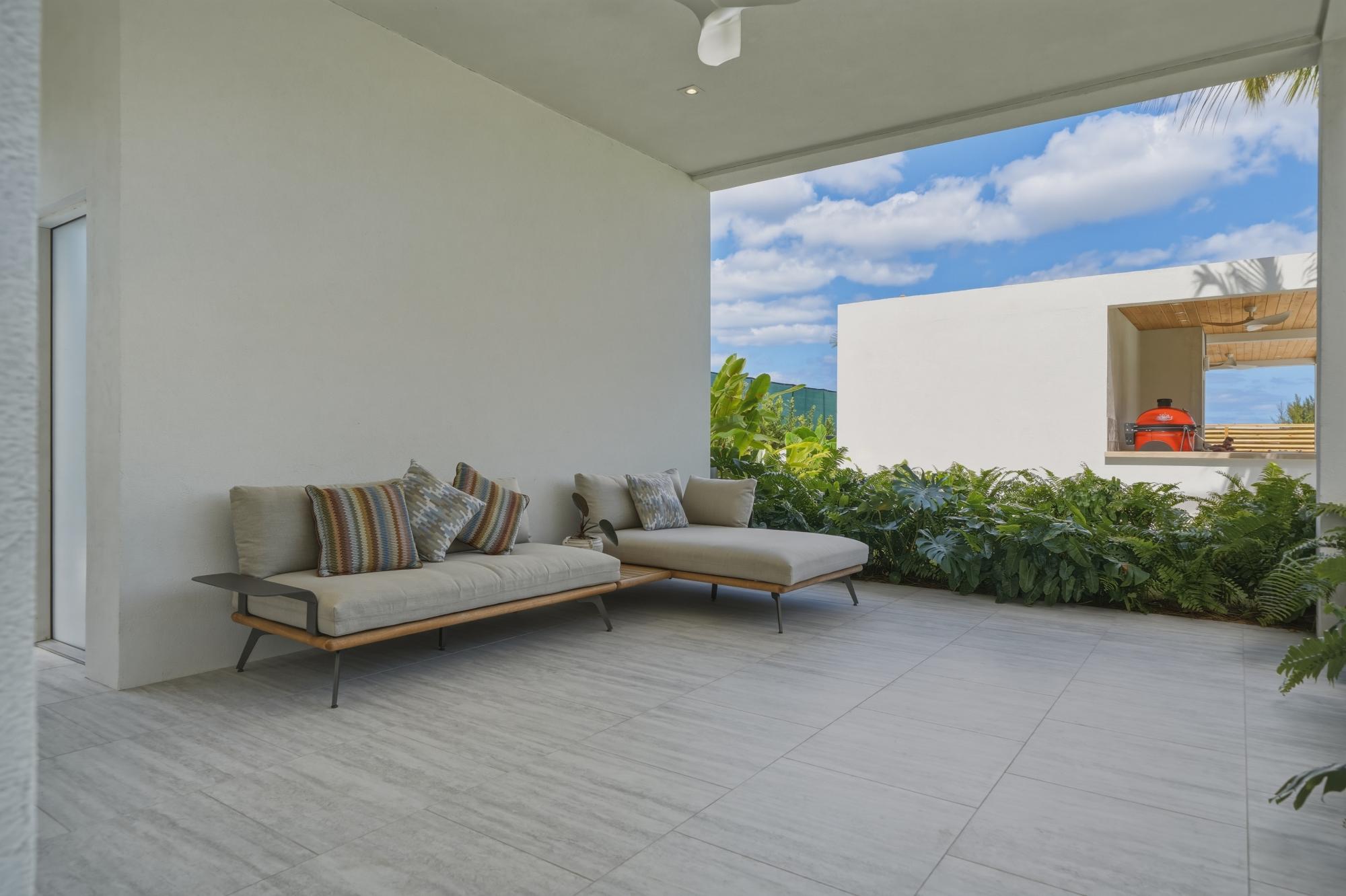 Le Canal, Waterfront Compound