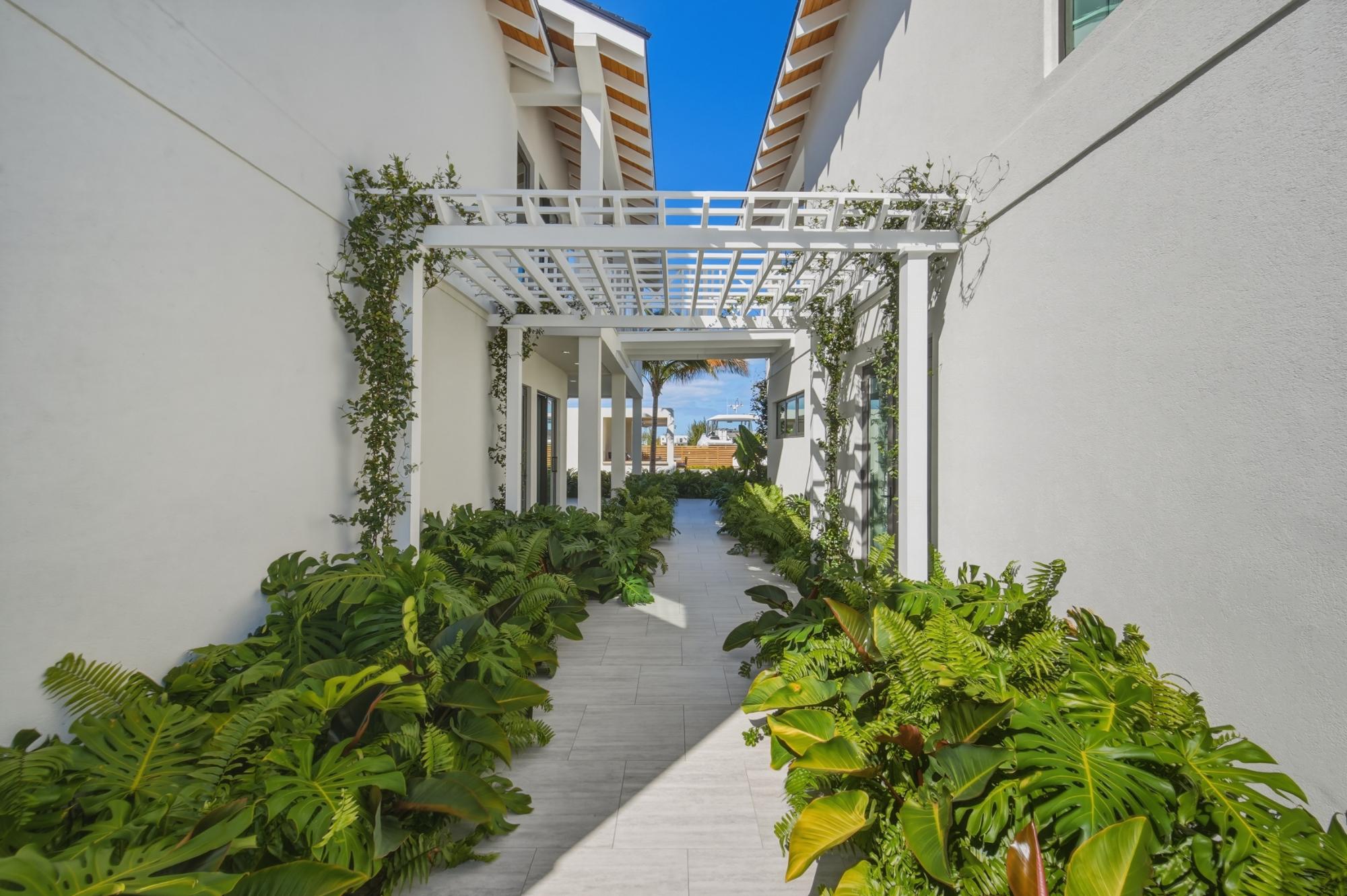 Le Canal, Waterfront Compound