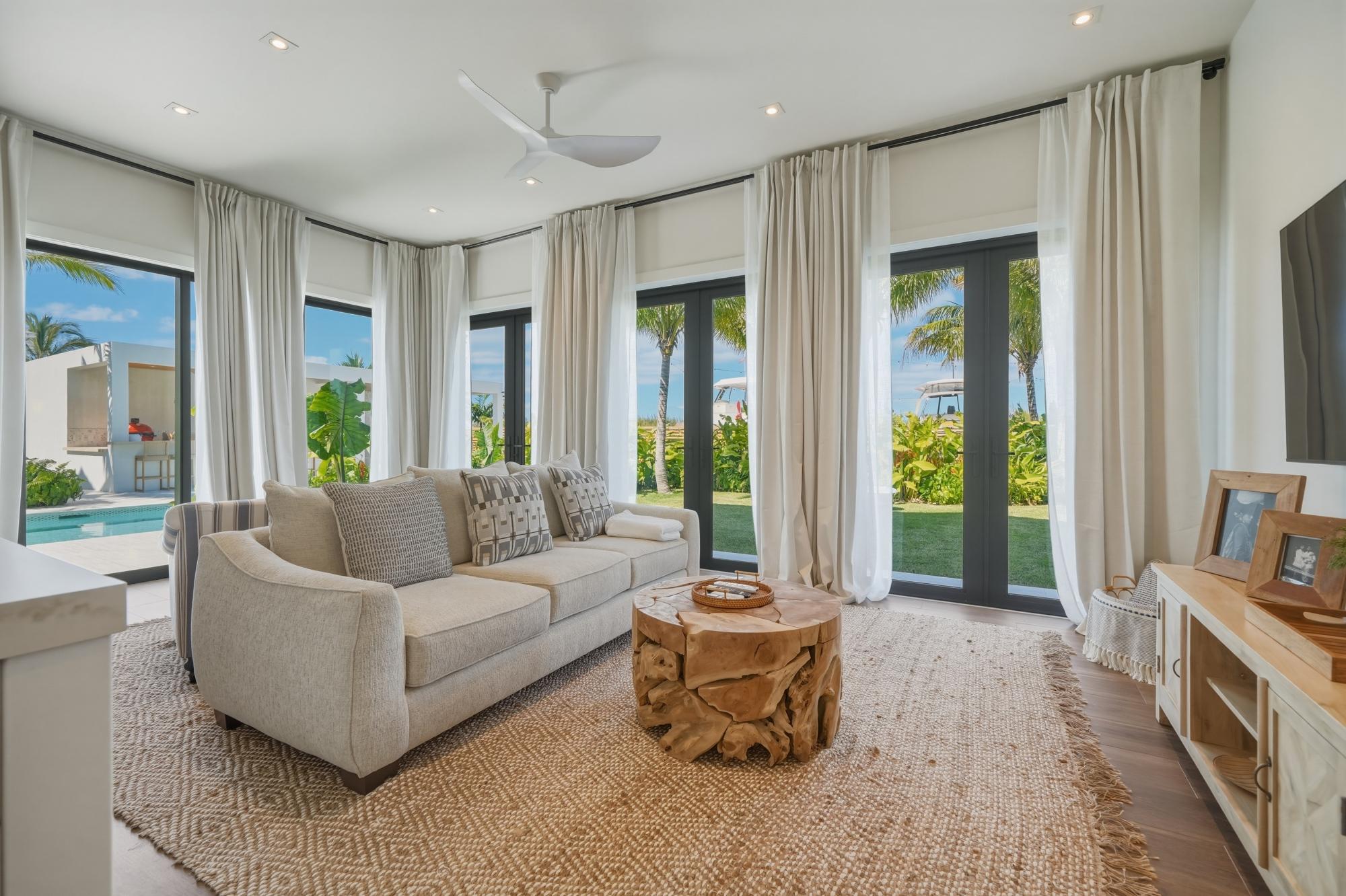 Le Canal, Waterfront Compound