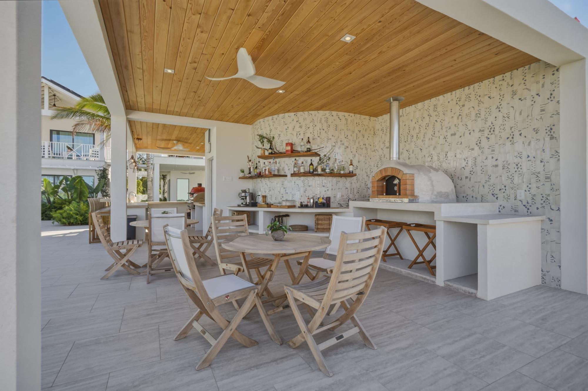 Le Canal, Waterfront Compound