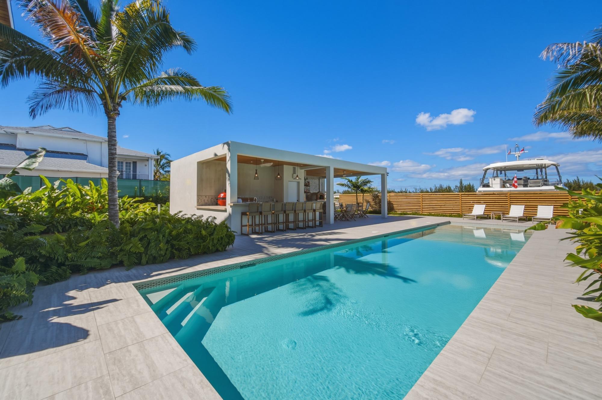 Le Canal, Waterfront Compound