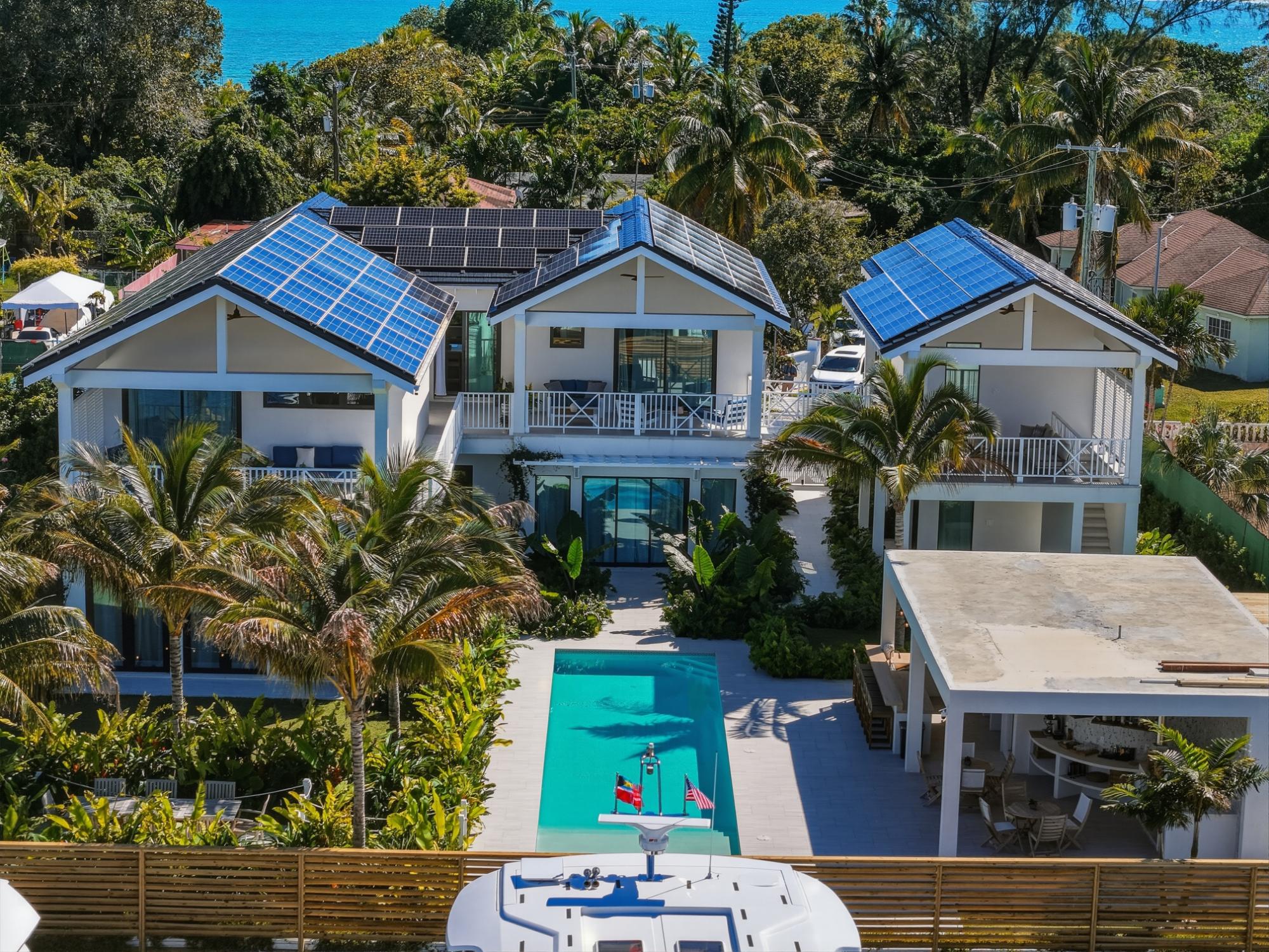 Le Canal, Waterfront Compound
