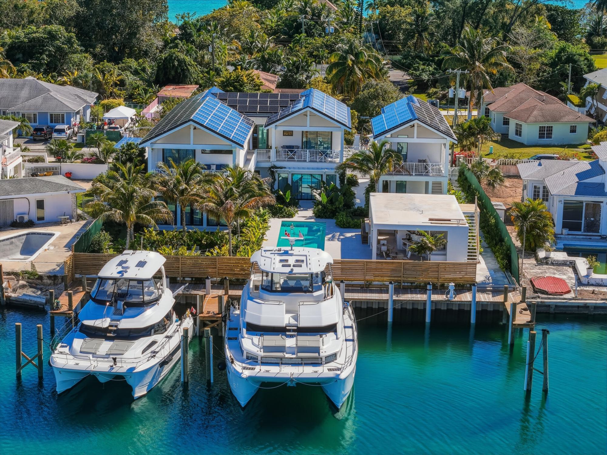 Le Canal, Waterfront Compound