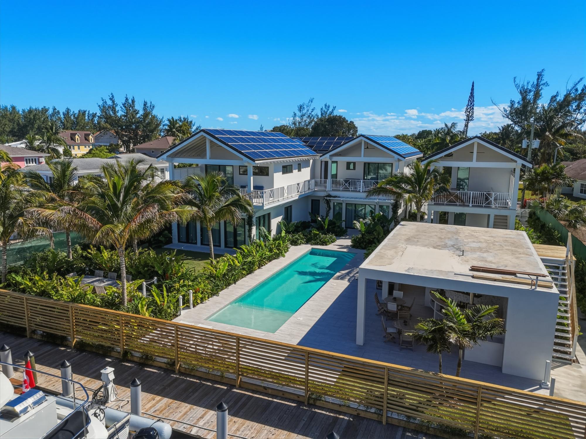 Le Canal, Waterfront Compound