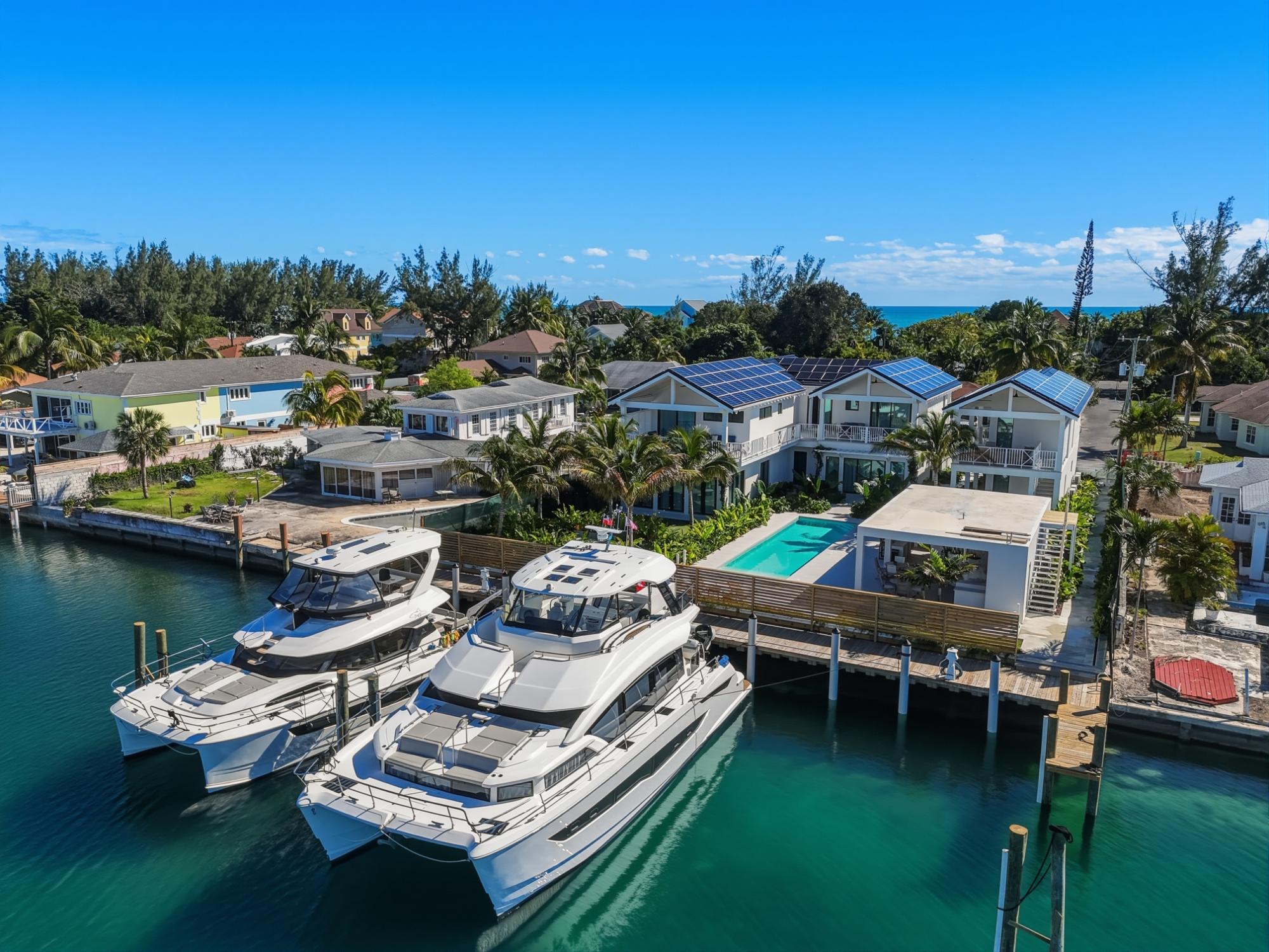 Le Canal, Waterfront Compound
