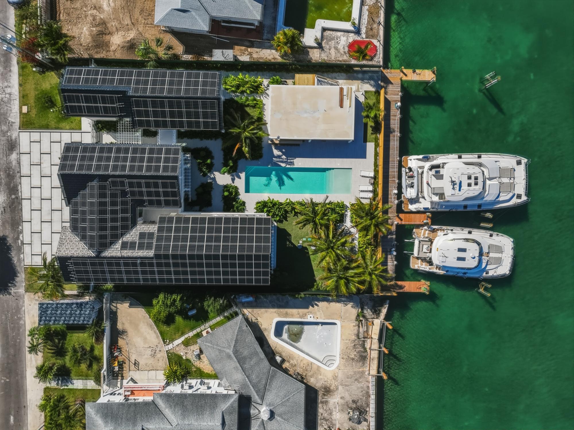 Le Canal, Waterfront Compound