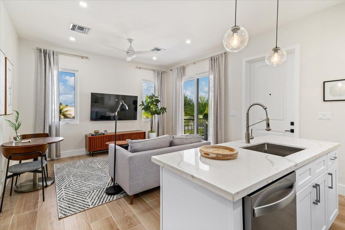 303 COCONUT COVE, ATLANTIC DR Unit: 303