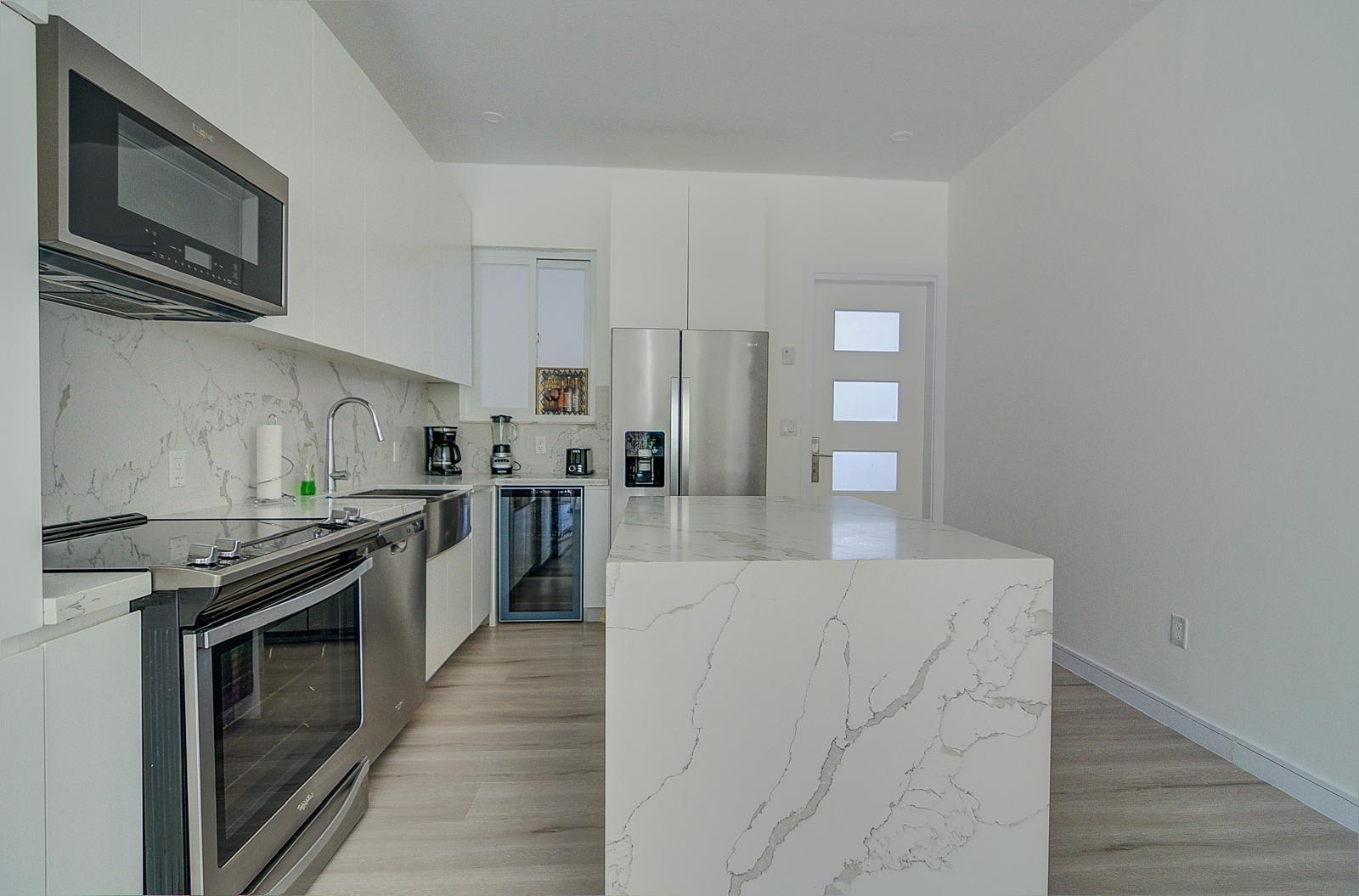 WEST BAY STREET Unit: 7