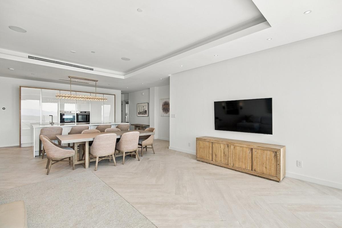 THE COVE, PALM CAY Unit: 208