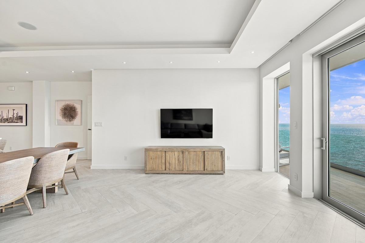 THE COVE, PALM CAY Unit: 208
