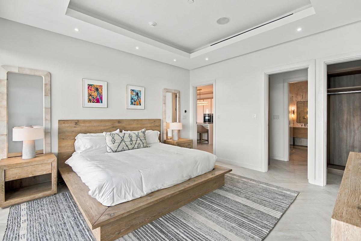 THE COVE, PALM CAY Unit: 208