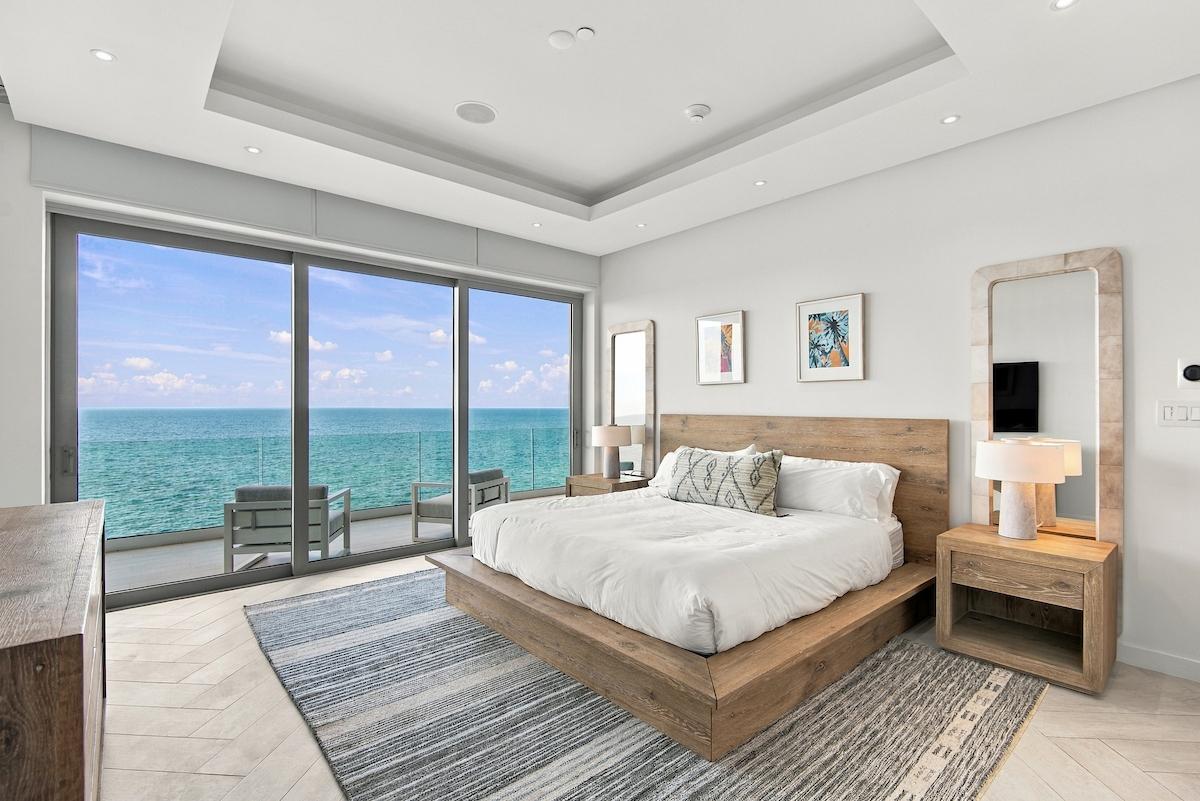 THE COVE, PALM CAY Unit: 208