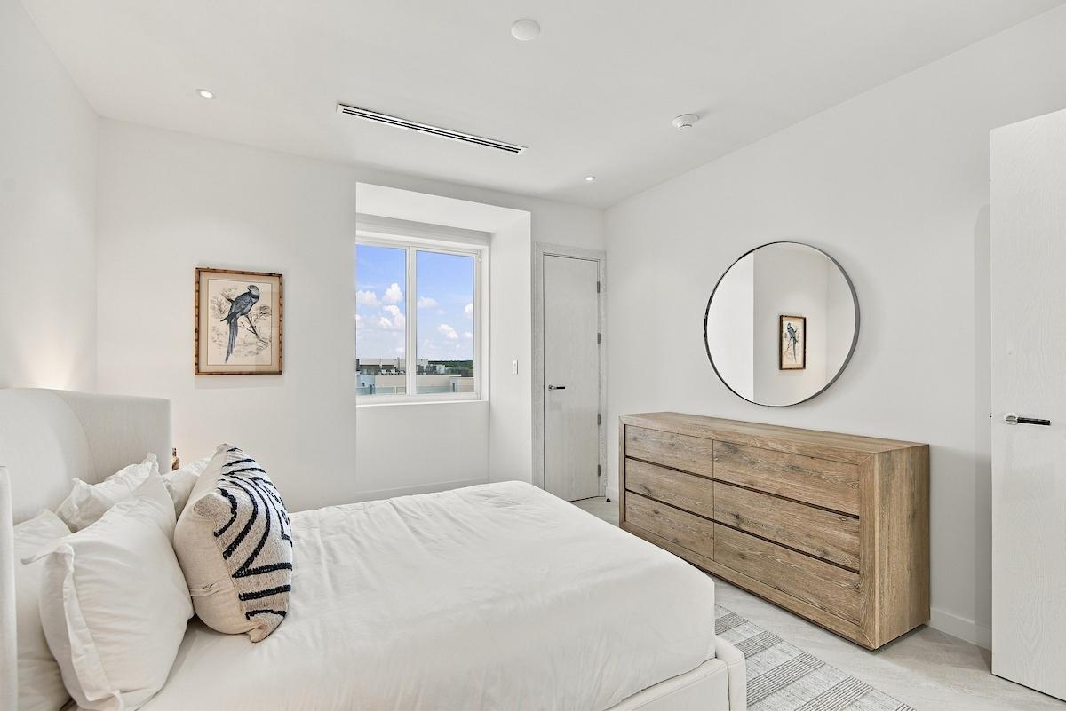THE COVE, PALM CAY Unit: 208