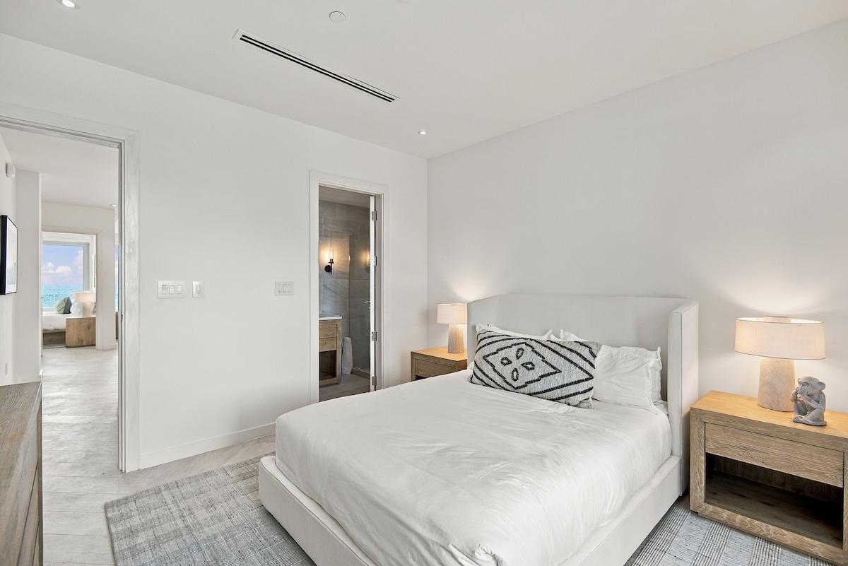 THE COVE, PALM CAY Unit: 208