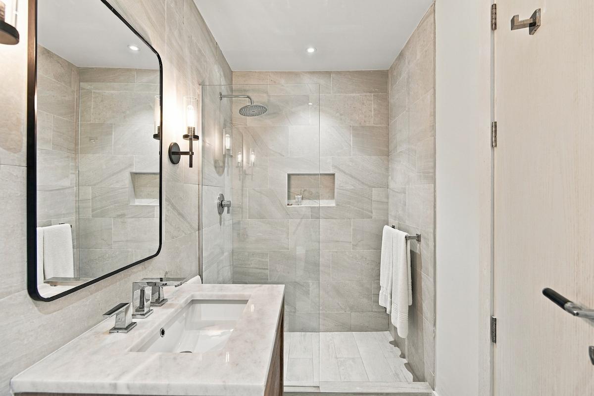 THE COVE, PALM CAY Unit: 208