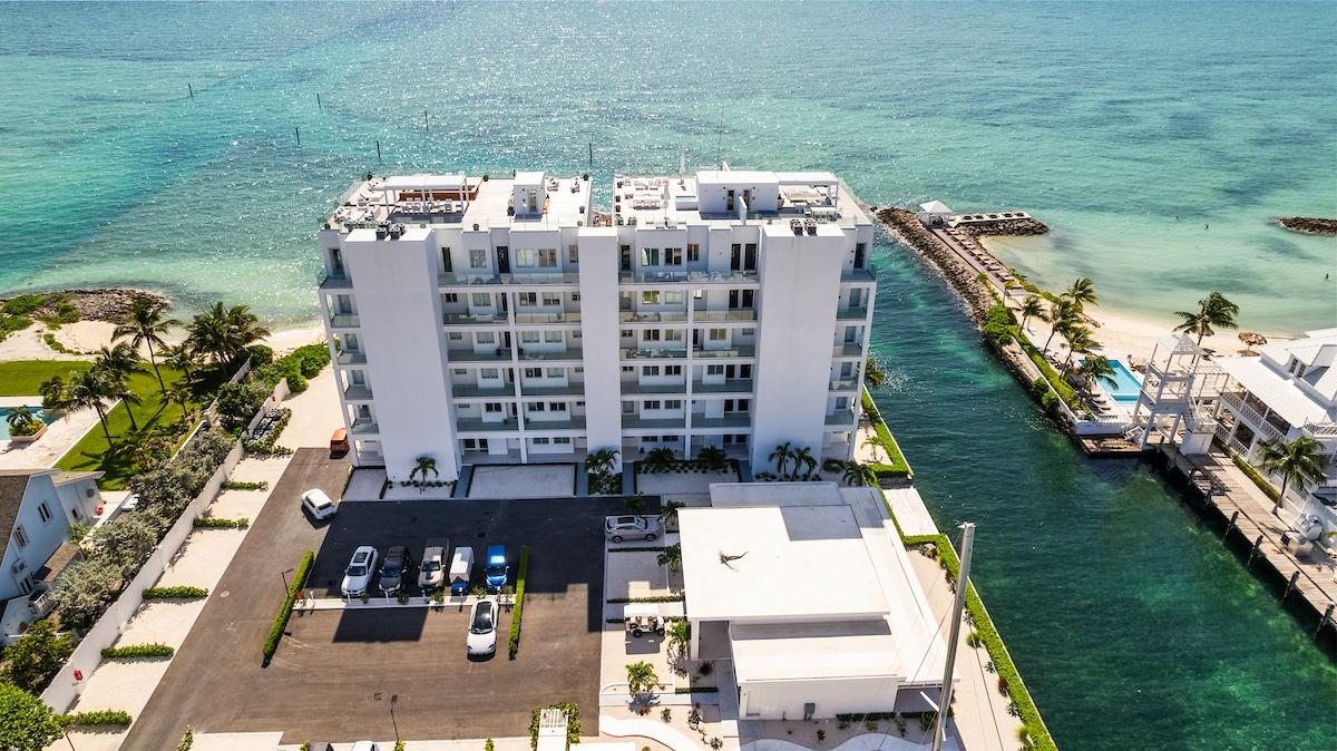 THE COVE, PALM CAY Unit: 208