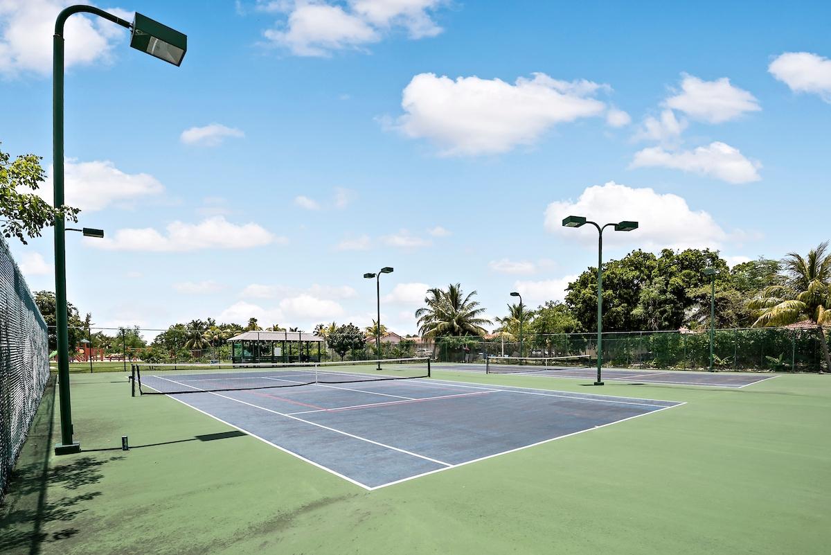 THE COVE, PALM CAY Unit: 208