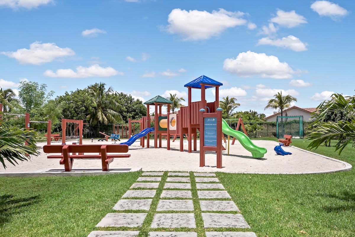 THE COVE, PALM CAY Unit: 208