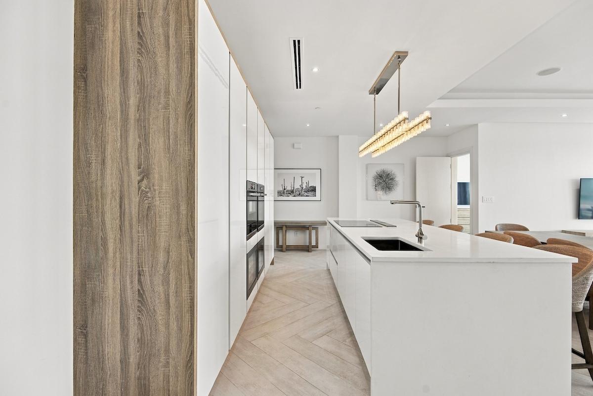 THE COVE, PALM CAY Unit: 208