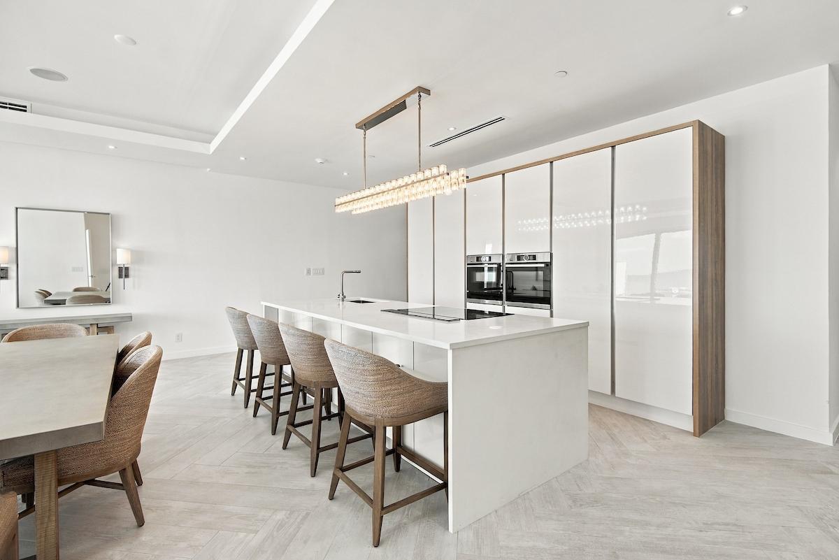 THE COVE, PALM CAY Unit: 208