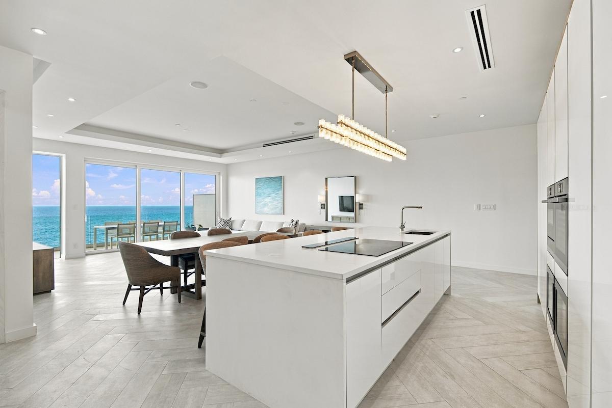 THE COVE, PALM CAY Unit: 208