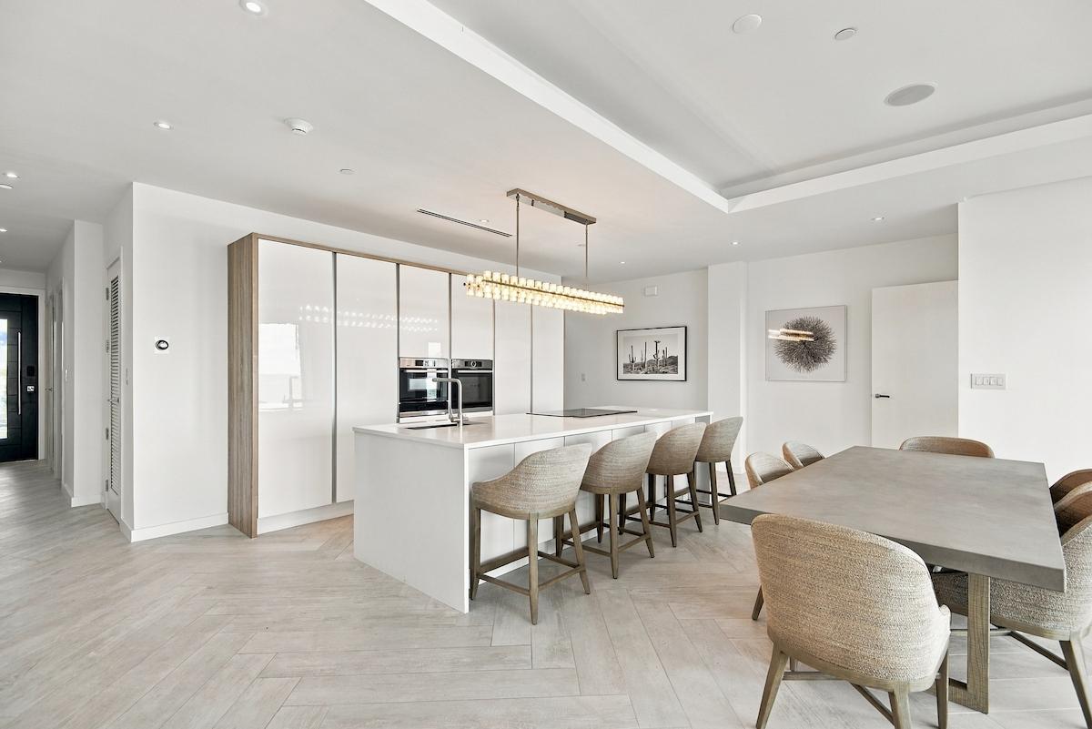 THE COVE, PALM CAY Unit: 208