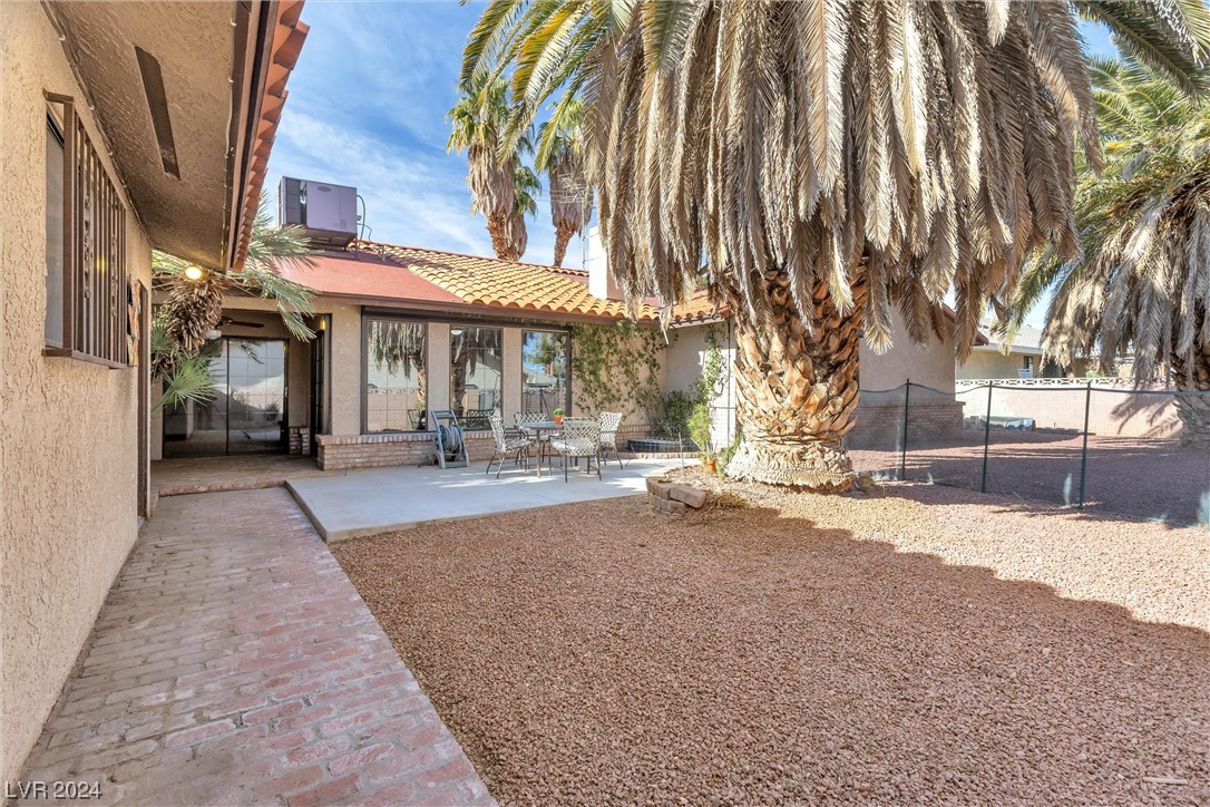 1000 Oak Tree Lane