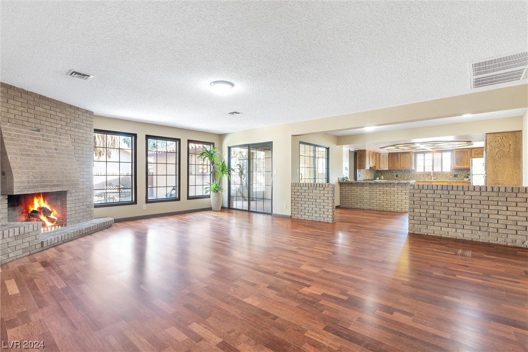 1000 Oak Tree Lane