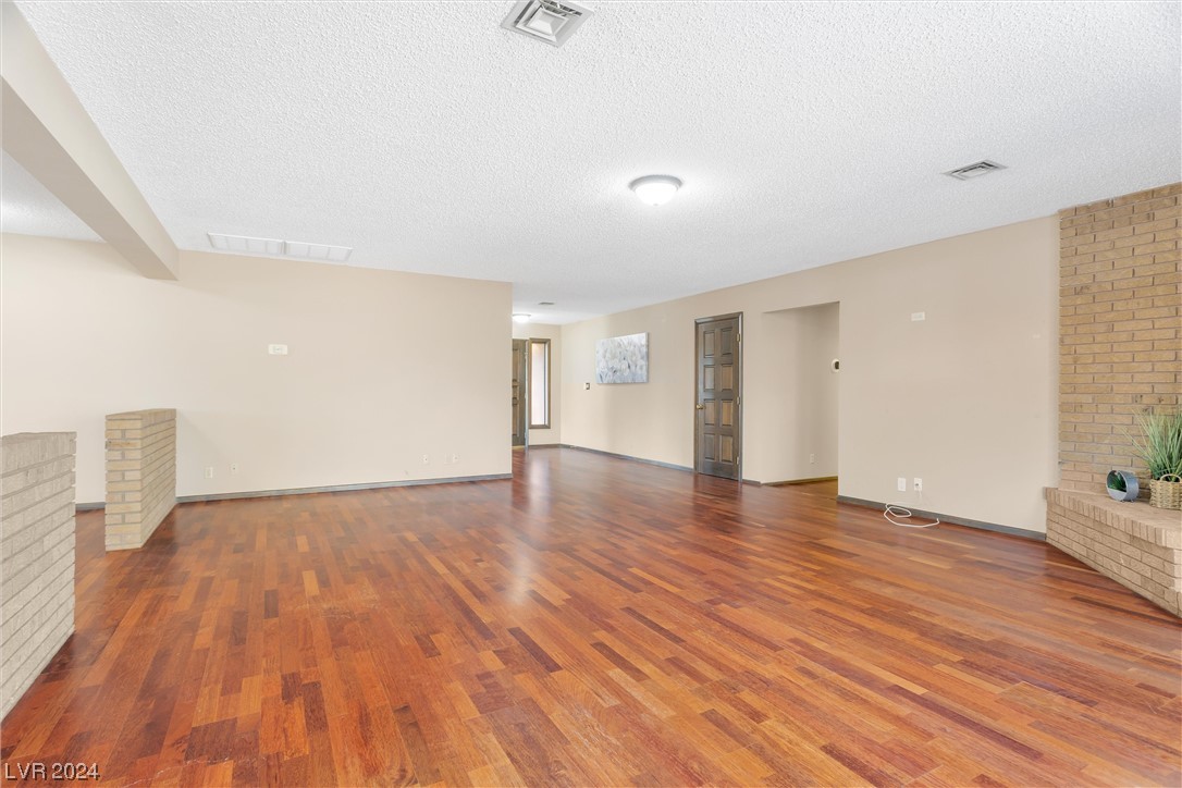 1000 Oak Tree Lane