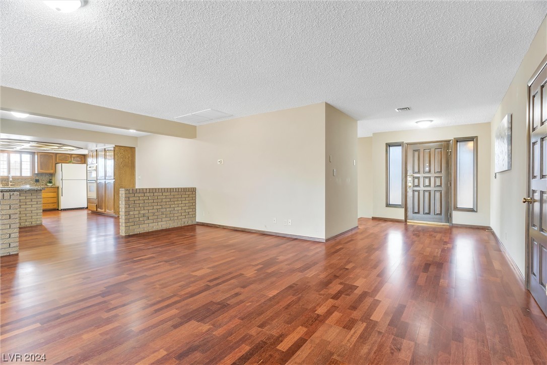 1000 Oak Tree Lane