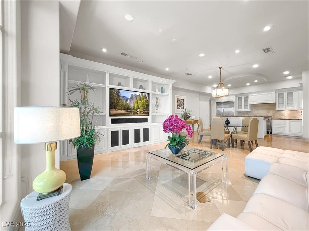 9101 Alta Drive 18