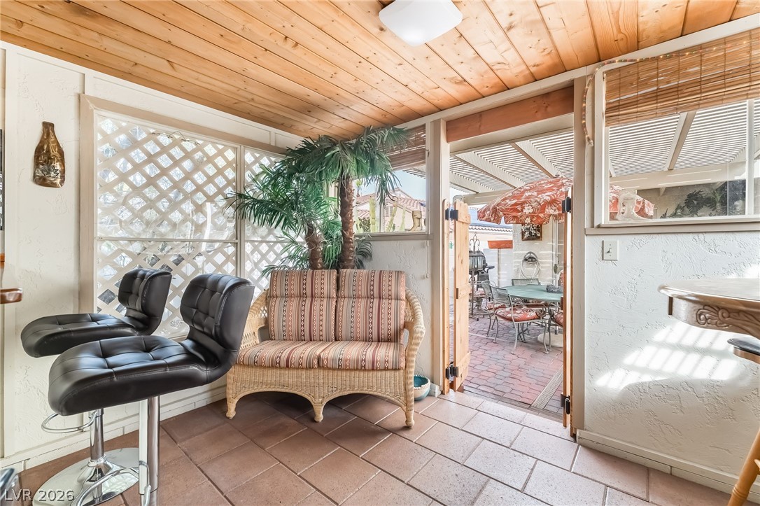 5569 Johnny Holiday Street