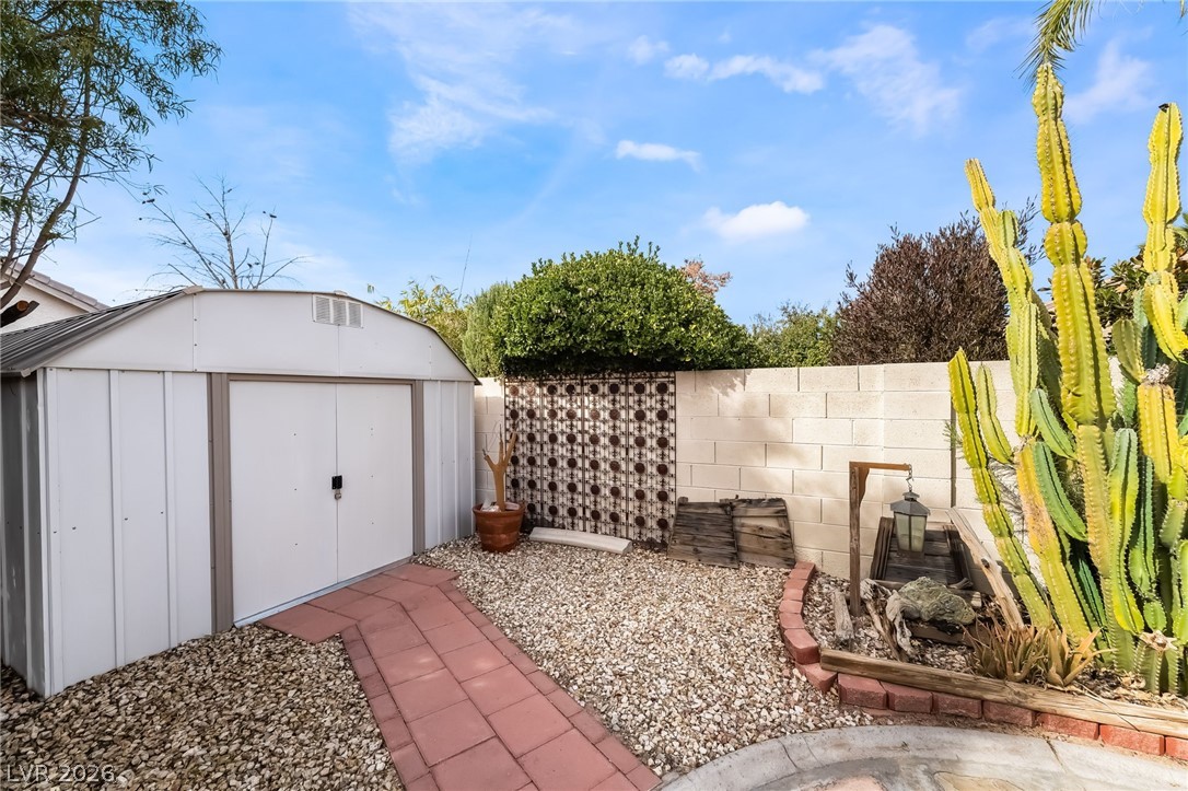 5569 Johnny Holiday Street