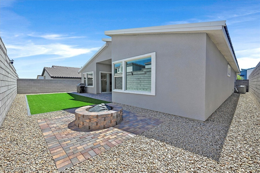 10284 Arrow Range Avenue