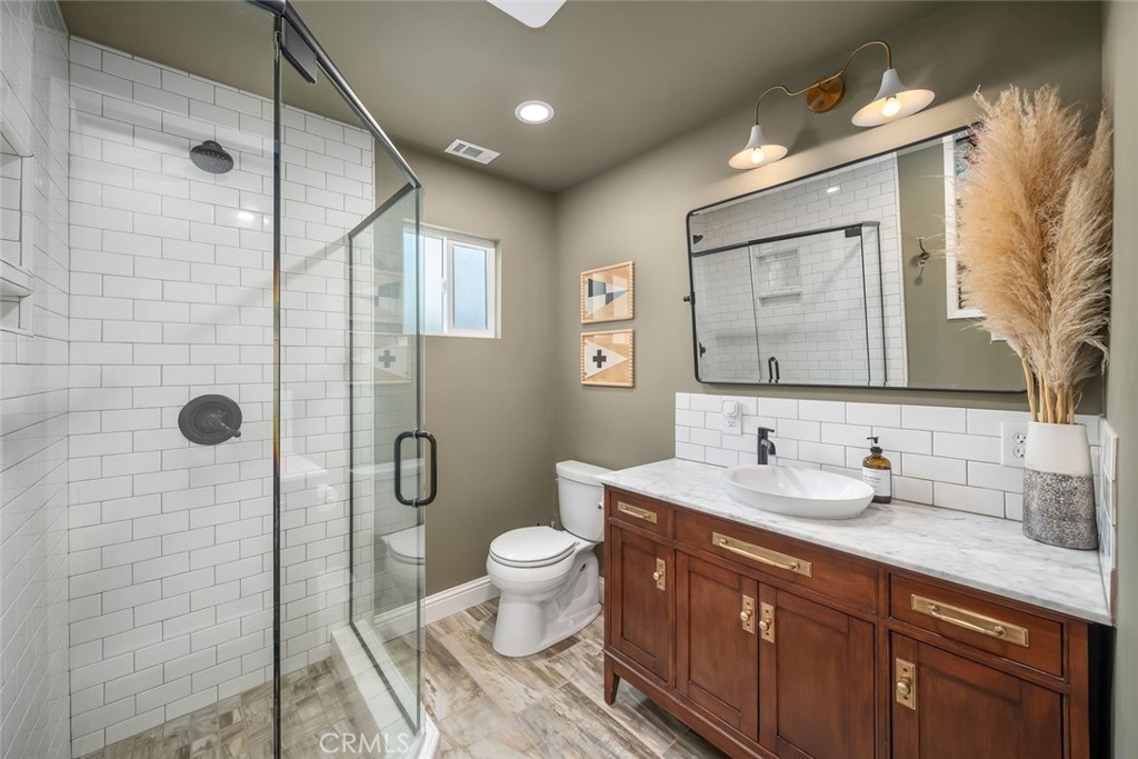 242 N 6th Street